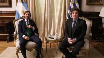 lacalle pou se reunio con milei y asistio al aniversario por el atentado a la amia