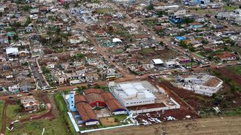 al menos seis muertos y 750 heridos dejo el tornado que arraso una ciudad del sur de brasil