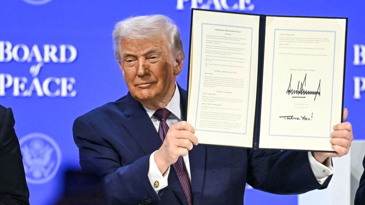 Donald Trump firmó la carta fundadora de su Consejo de Paz, y dijo que coordinará con Naciones Unidas