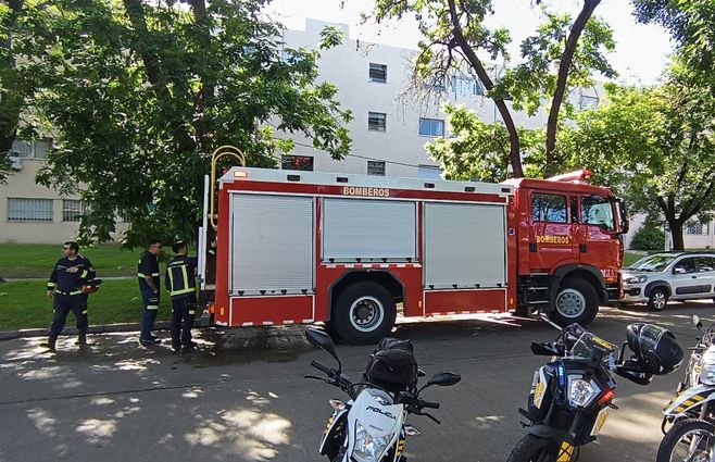 Incendio en el Buceo con mujer herida de gravedad. Foto: Dirección Nacional de Bomberos.