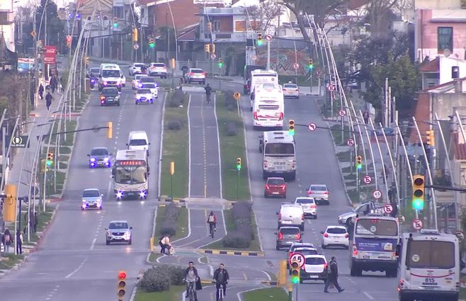 calle-autos-ciudad-montevideo-avenida