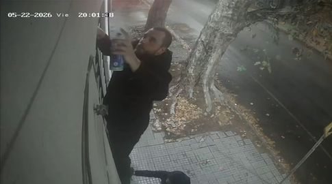 Detuvieron a un hombre de 27 años que tenía cuatro denuncias en su contra por grafitear edificios y comercios