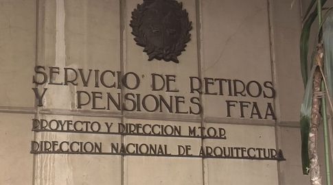 Atentado con explosivo en la Caja Militar: un hombre llegó caminando, dejó el artefacto y se fue a pie