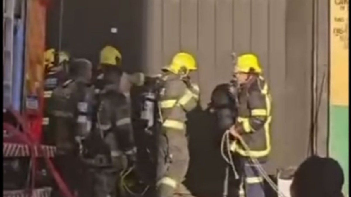 Dos bomberos uruguayos y tres brasileños heridos tras incendio y explosión en la frontera de Rivera y Livramento