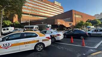 una mujer mayor de edad fue embestida por un taxi en mercedes y arenal grande