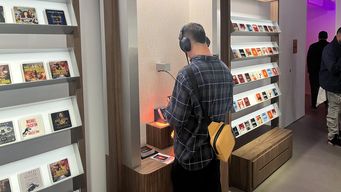 nueva york abre la primera libreria sin libros, integramente dedicada a los audiolibros