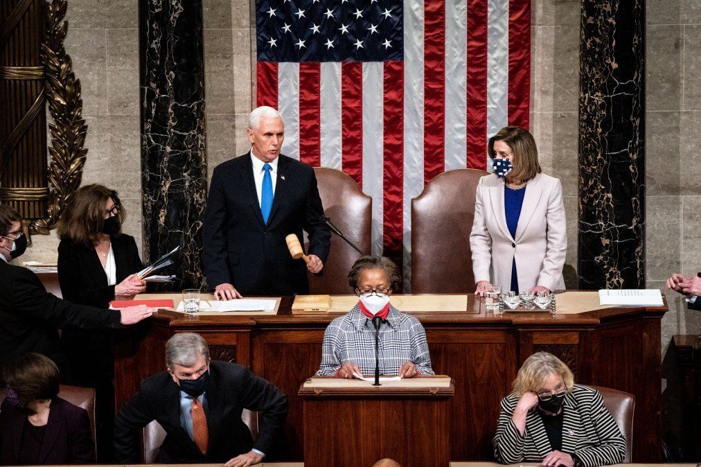 Vicepresidente Michael Pence y Nancy Pelossi presiden la sesión en el Congreso en el que se validó la victoria de Biden y se acordaron los términos de la transición que durará hasta el 20 de enero