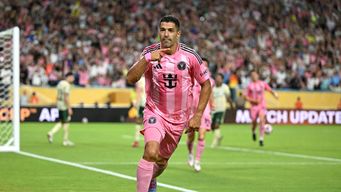 Luis Suárez celebra el gol con el gesto sigan hablando. AFP