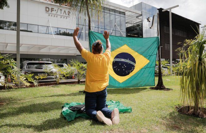 Foto: AFP. Una simpatizante de Bolsonaro muestra su apoyo afuera de la clínica privada donde el exmandatario fue operado, en Brasilia.