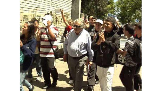Mujica entregó folletos contra la violencia doméstica en la Unión
