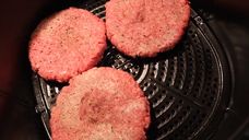MSP investiga posible caso de intoxicación por consumo de hamburguesas; una mujer de 29 años está en CTI