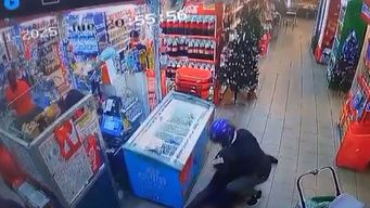 rapina a supermercado de manga: dos delincuentes redujeron al guardia y robaron dinero y whisky
