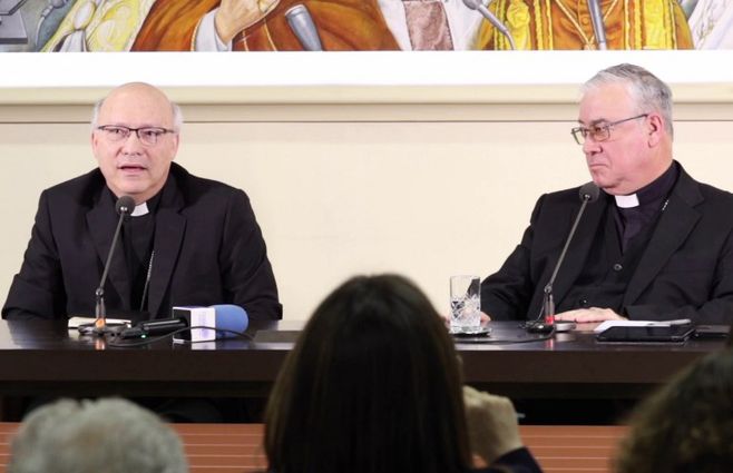 Miembros de la Conferencia de Obispos de Chile, Luis Fernando Ramos Pérez (izquierda) y Juan Ignacio González en conferencia de prensa el 14 de mayo en el Vaticano.&nbsp;