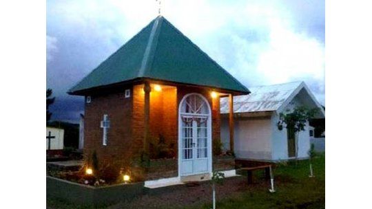 Viuda instaló casa en el nicho de su esposo para ir de visita