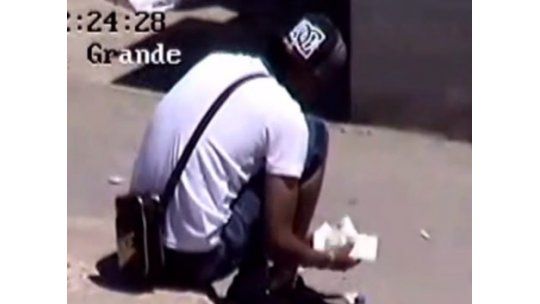 Policía atrapó a un ladrón mientras contaba el dinero en la calle