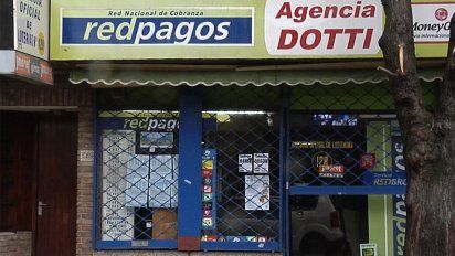 cuatro delincuentes robaron un red pagos en las piedras