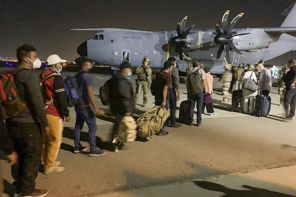 La gente hace fila para abordar un avión de transporte militar francés en el aeropuerto de Kabul el 17 de agosto de 2021, para salir de Afganistán.&nbsp;