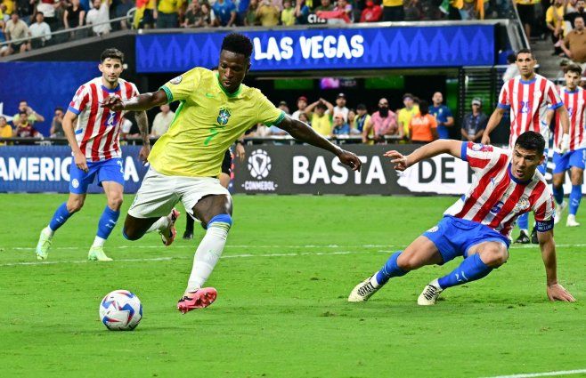 Foto: AFP. Vinicius convirtió dos goles en Brasil- Paraguay por Copa América, este viernes.
