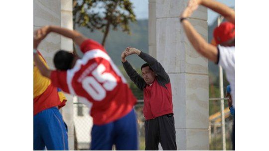 Comandante Chávez se repone del cáncer entrenando por televisión