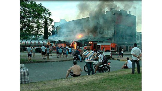 Incendio consumió un depósito en Joanicó y Larrañaga