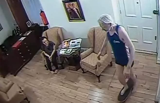 Assange en patineta dentro de la embajada de Ecuador.&nbsp; Los videos de seguridad muestran la vida extravagante del ciberactivista. Según sus seguidores se trata de una operaciòn para desacreditar la información difundida por Wikileaks, que compromete a las grandes potencias del mundo.&nbsp;