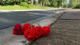 Foto: Subrayado. Vecinos colocaron flores en el lugar donde fue atacada la víctima.