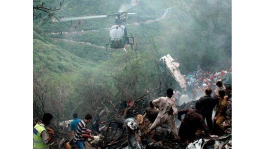 Avión con 127 pasajeros cayó en Pakistán