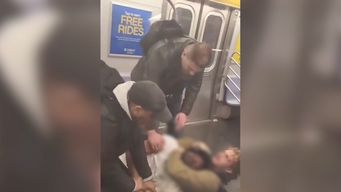 un mendigo afroamericano murio asfixiado en un metro de nueva york