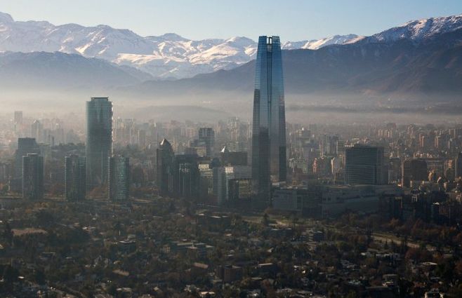 La cordillera favorece el estancamiento de la polución. El fenómeno comenzó a percibirse lntamente desde los años 80 hasta la actualidad.