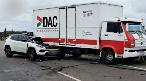 Foto: Policía Caminera. Mujer muere tras chocar en ruta 5 con un camión. Foto: Policía Caminera. Mujer muere tras chocar en ruta 5 con un camión.