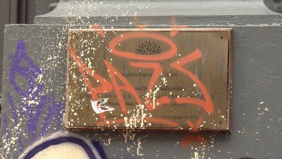 vandalizaron con grafitis otras dos placas de la memoria