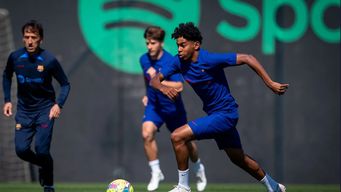 La novedad de Xavi, el jugador de 15 años Lamine Yamal, entrena con el plantel principal. Foto: Web oficial de Barcelona, Sara Gordon.
