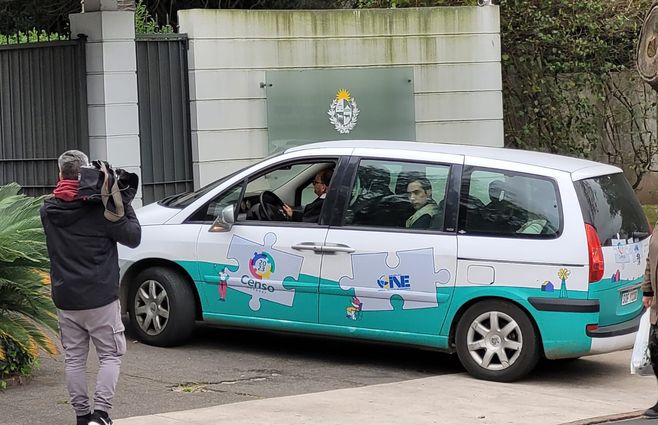 Un equipo del Censo 2023 ingresa a la residencia oficial de Suárez y Reyes para entrevistar a Lacalle Pou. Foto: Nicolás Vigliola, periodista de Subrayado.