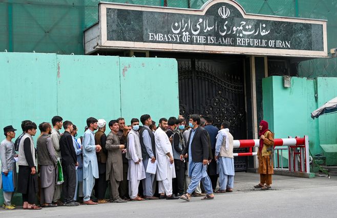 Residentes en Kabul hacen cola para recibir protección en la embajada de Irán