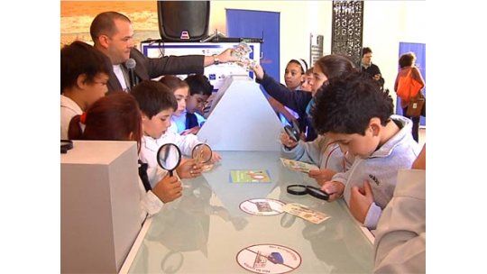 Enseñan a niños a detectar billetes falsos