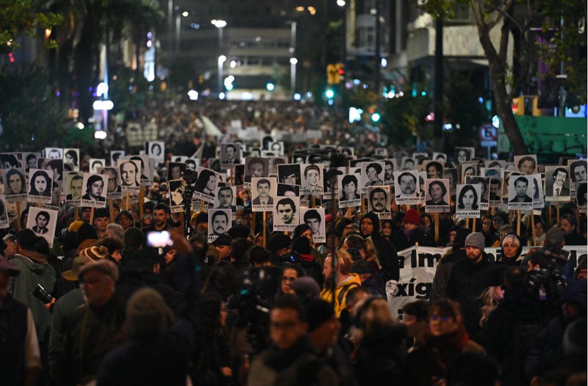 Una multitud reclamó verdad y justicia por la avenida 18 de Julio en una nueva edición de la Marcha del Silencio
