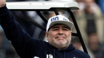 maradona renuncia como dt de gimnasia y esgrima la plata