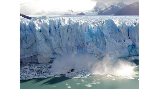 El imponente glaciar Perito Moreno inició su proceso de ruptura