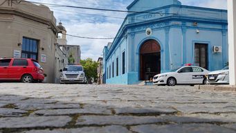 joven fue agredida por su expareja y se escondio en el bano; la policia llego al lugar pero el hombre habia huido