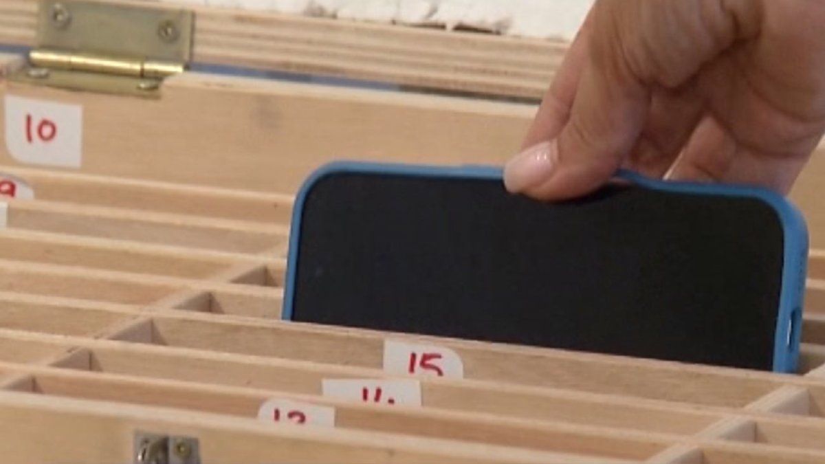 ANEP creó un grupo de trabajo para regular el uso de celulares en centros de estudio