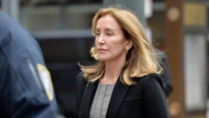 actriz felicity huffman se declara culpable por sobornos para que admitieran a su hija en la universidad