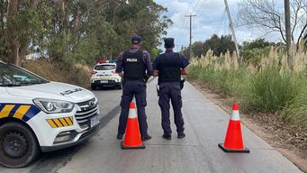 policia abatio a un adolescente de 17 anos que intento rapinarlo; otro se fugo