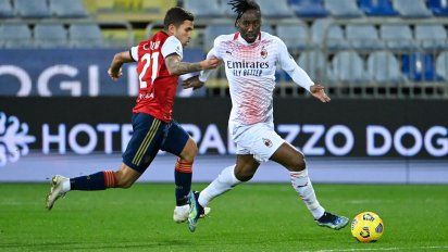 Foto: AFP. Christian Oliva maraca a Meite, del Milán, en partido del 18 de enero.