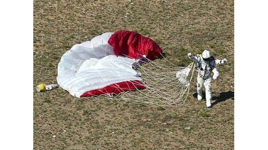 Felix Baumgartner consiguió la hazaña y rompió barrera del sonido