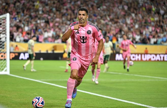 Luis Suárez celebra el gol con el gesto sigan hablando. AFP