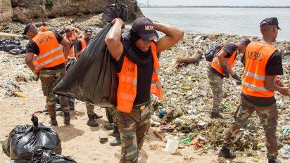 asi quedo una playa de republica dominicana: cubierta de plastico