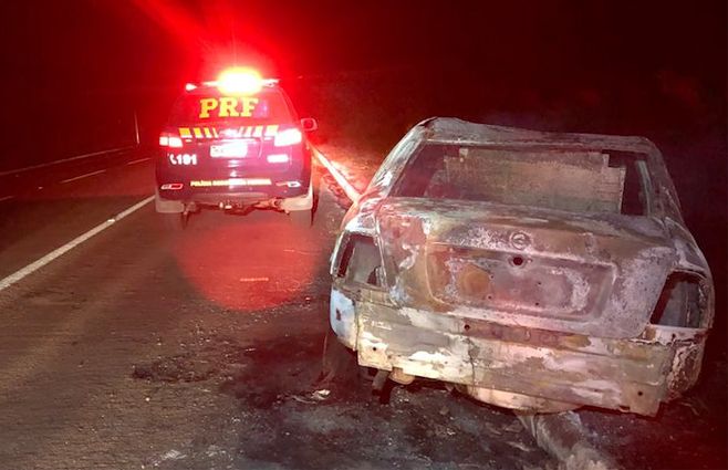 El auto incendiado, hallado en Livramento, frontera con Rivera.