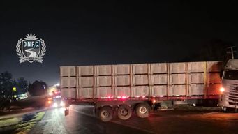 camion con semirremolque zafo sujecion y arrollo a conductor que estaba debajo regulando los frenos