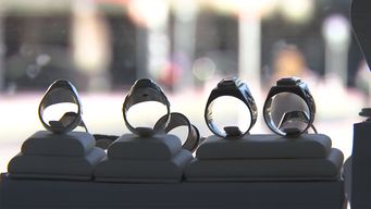 dos delincuentes con ropas oscuras con capuchas y lentes asaltaron una joyeria en colon