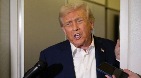 Trump en el avión presidencial, rumbo a Asia. Foto: AFP Trump en el avión presidencial, rumbo a Asia. Foto: AFP